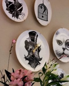 Plates and clocks